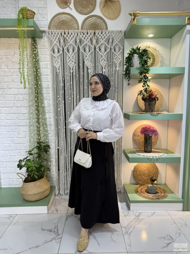 Fiyonklu Siyah Etek