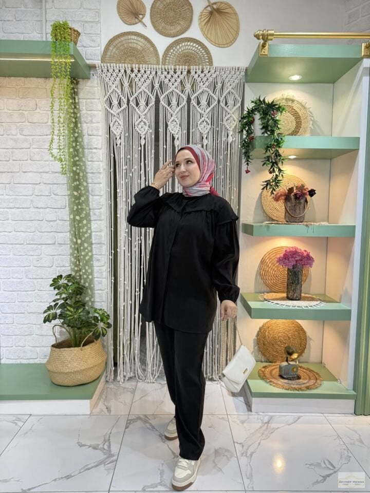 Omuz Fırfırlı Siyah Takım
